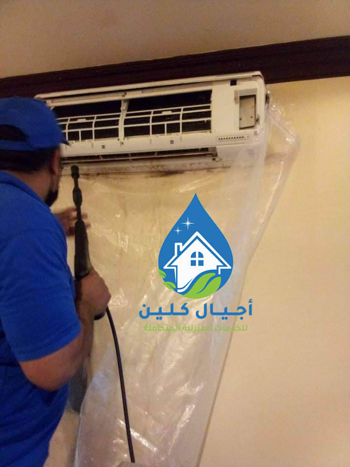 عمال تنظيف مكيفات
